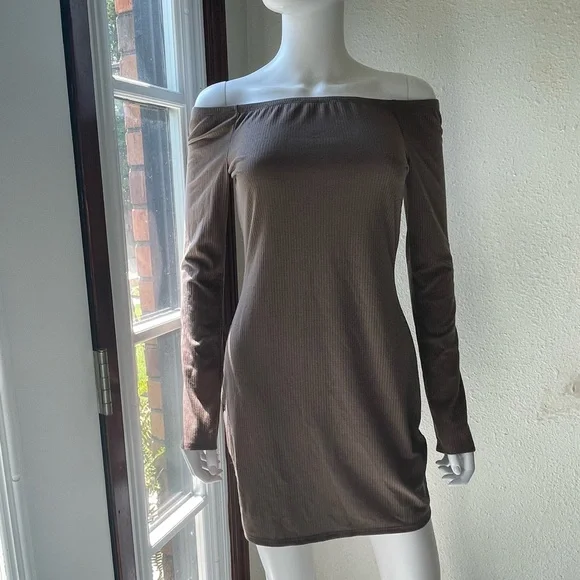 Tobi Off My Shoulder Bodycon Dress - Picture 2 of 9